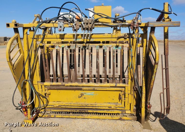 image for item HW9621 Flying W livestock squeeze chute