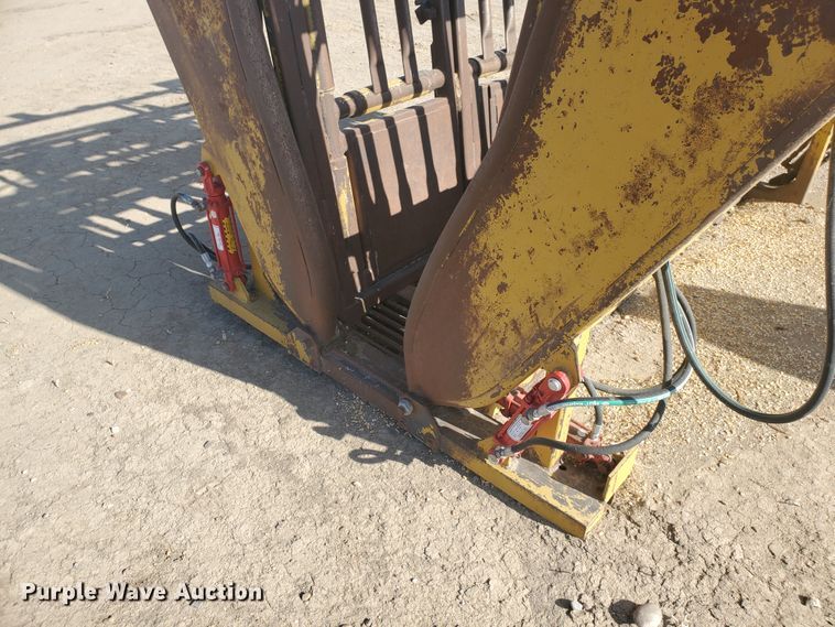 image for item HW9621 Flying W livestock squeeze chute