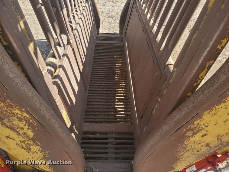 image for item HW9621 Flying W livestock squeeze chute