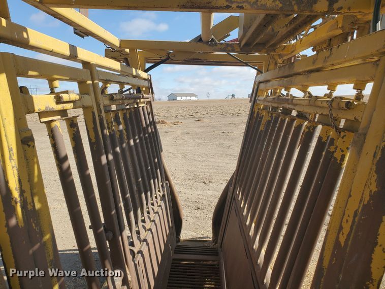 image for item HW9621 Flying W livestock squeeze chute