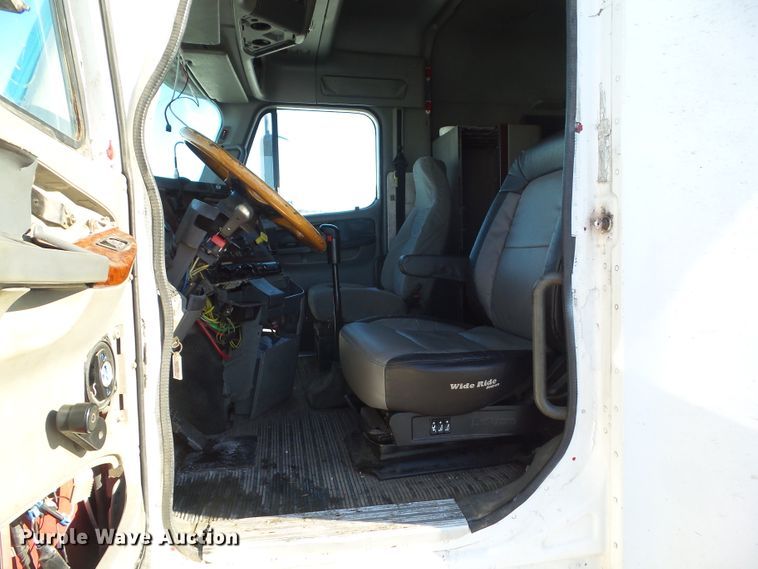 image for item DA7057 1997 Freightliner FLC120  semi truck