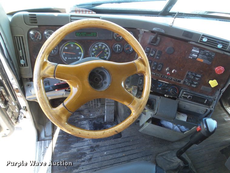 image for item DA7057 1997 Freightliner FLC120  semi truck