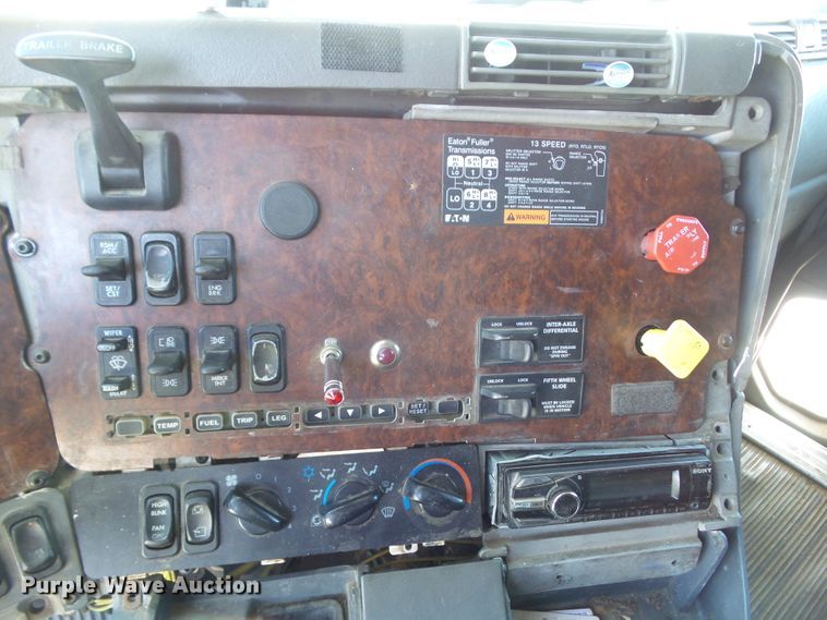 image for item DA7057 1997 Freightliner FLC120  semi truck