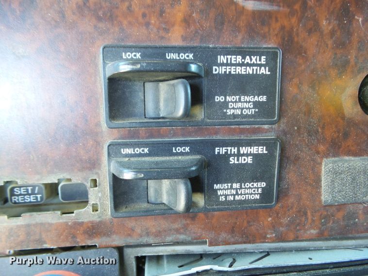 image for item DA7057 1997 Freightliner FLC120  semi truck