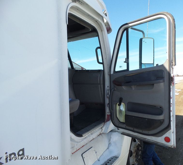 image for item DA7057 1997 Freightliner FLC120  semi truck