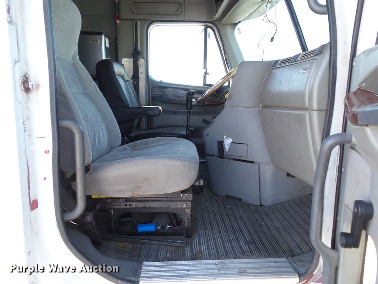 image for item DA7057 1997 Freightliner FLC120  semi truck