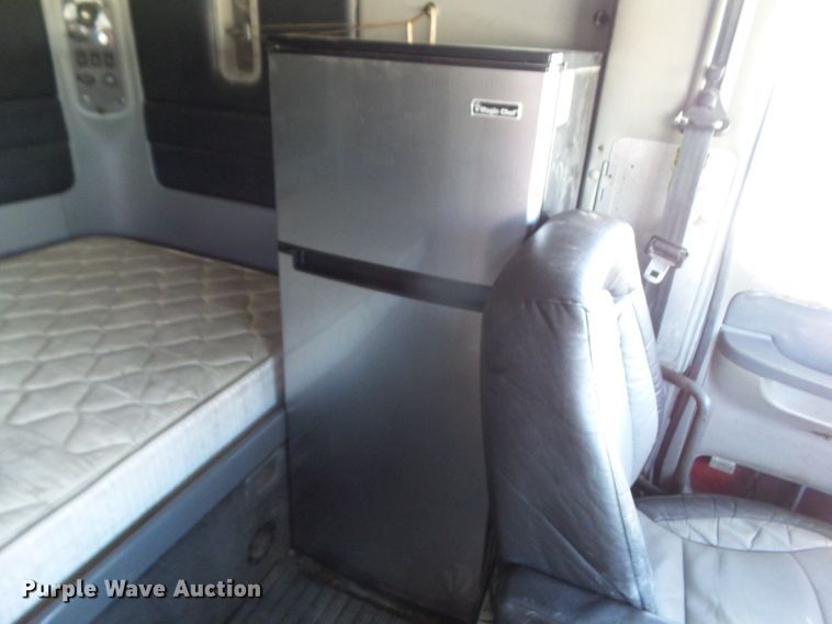 image for item DA7057 1997 Freightliner FLC120  semi truck