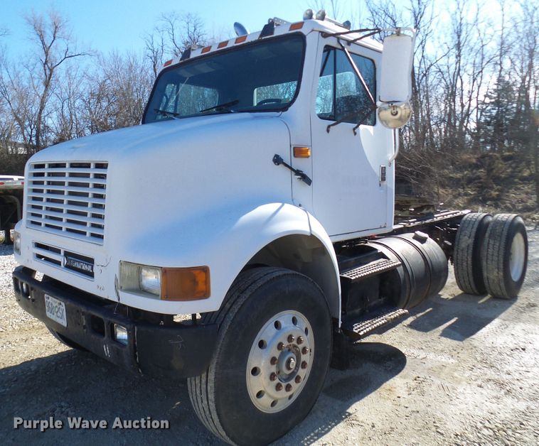 image for item DC2810 1993 International 8100  semi truck