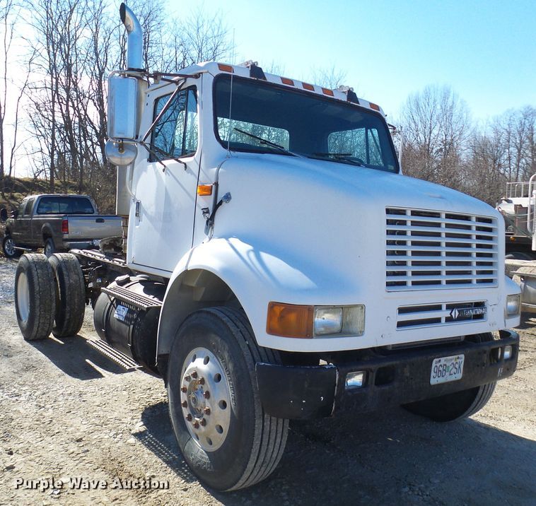 image for item DC2810 1993 International 8100  semi truck