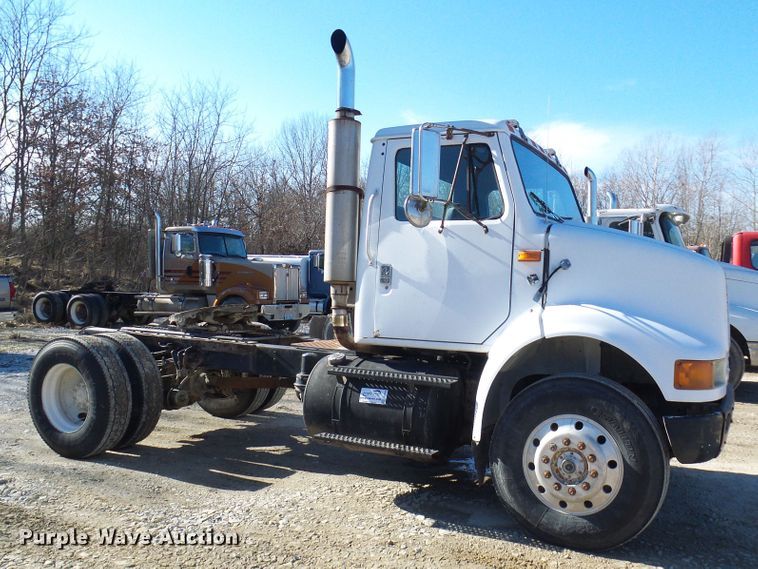 image for item DC2810 1993 International 8100  semi truck