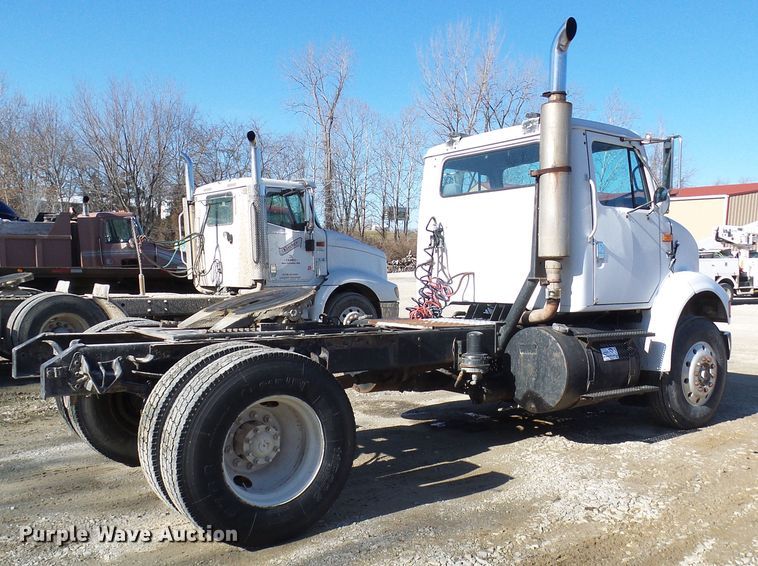 image for item DC2810 1993 International 8100  semi truck