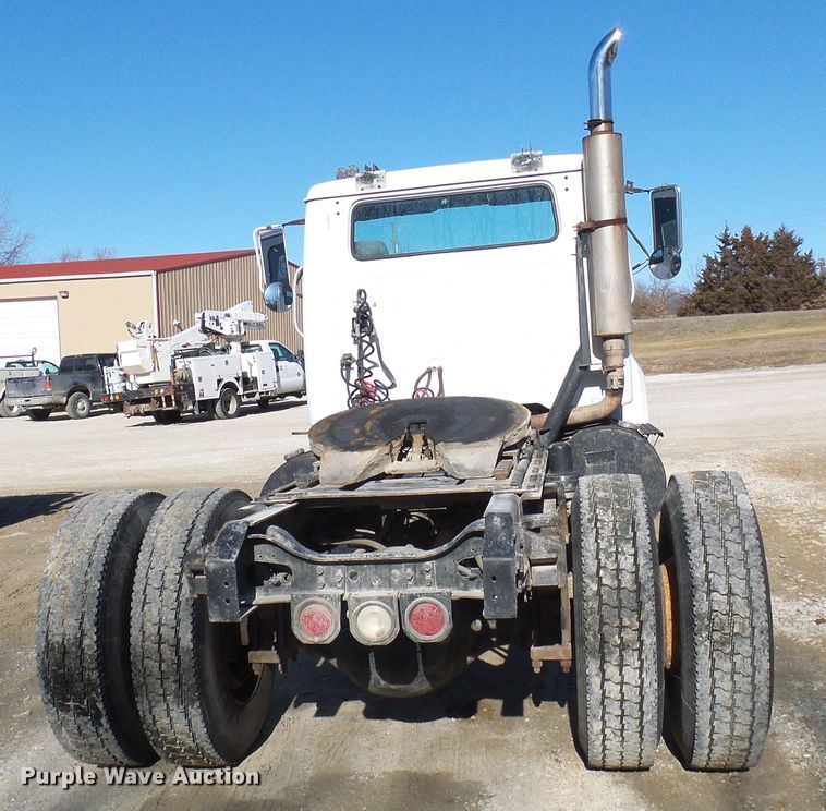 image for item DC2810 1993 International 8100  semi truck