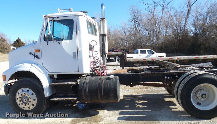 image for item DC2810 1993 International 8100  semi truck