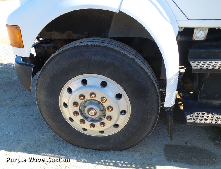 image for item DC2810 1993 International 8100  semi truck