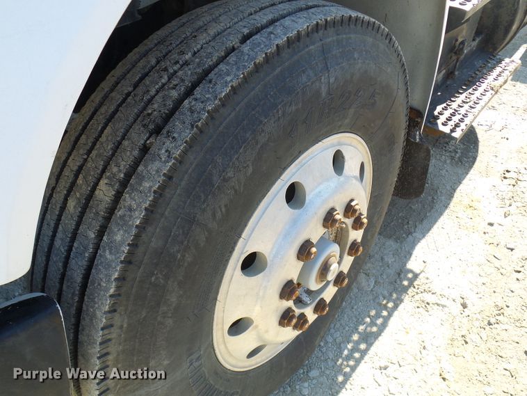 image for item DC2810 1993 International 8100  semi truck