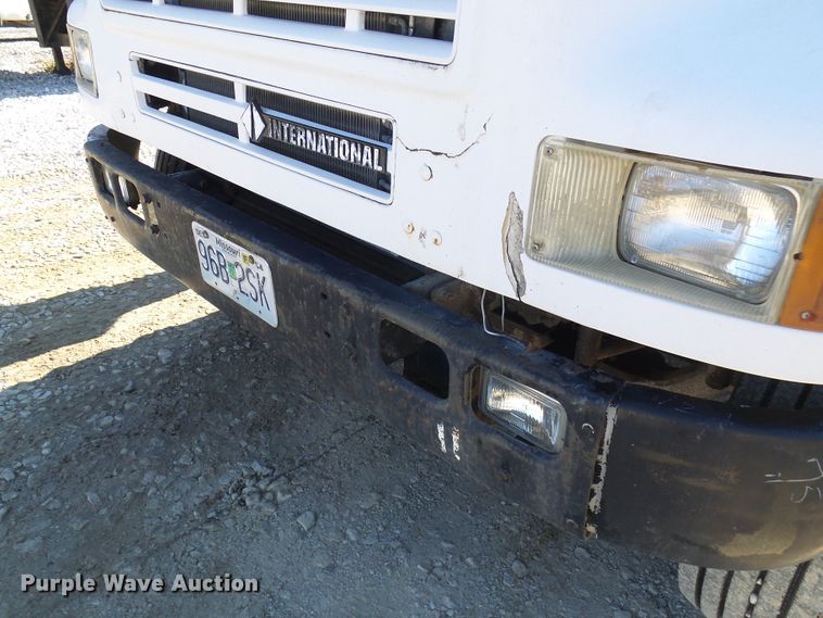 image for item DC2810 1993 International 8100  semi truck