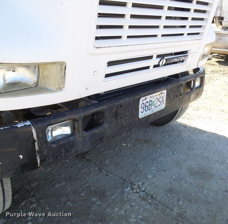 image for item DC2810 1993 International 8100  semi truck