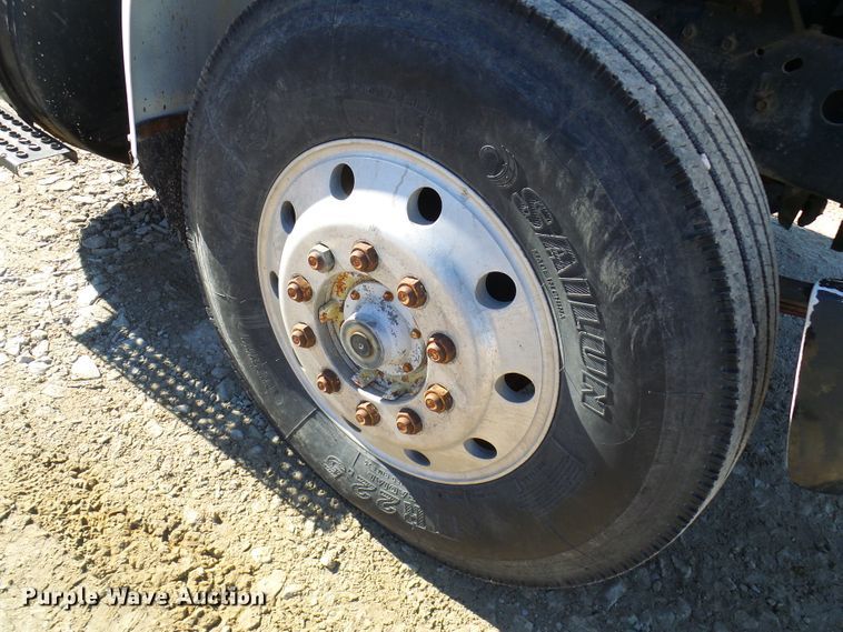 image for item DC2810 1993 International 8100  semi truck