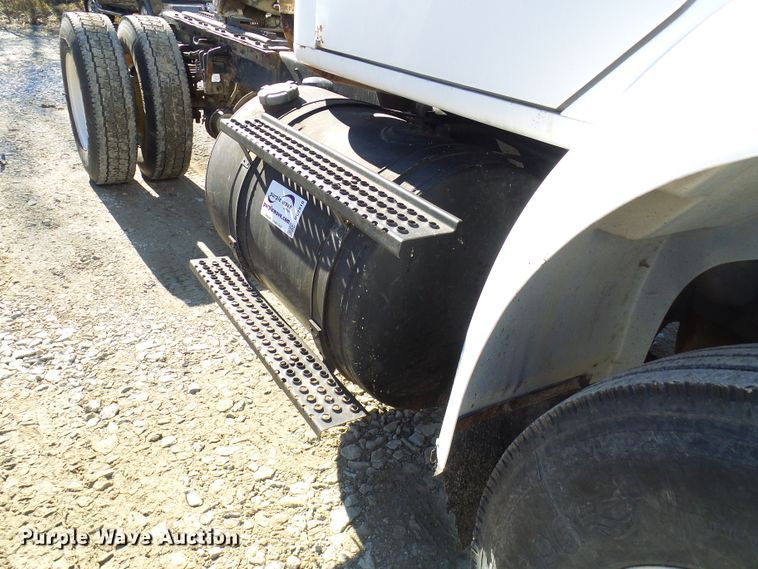 image for item DC2810 1993 International 8100  semi truck