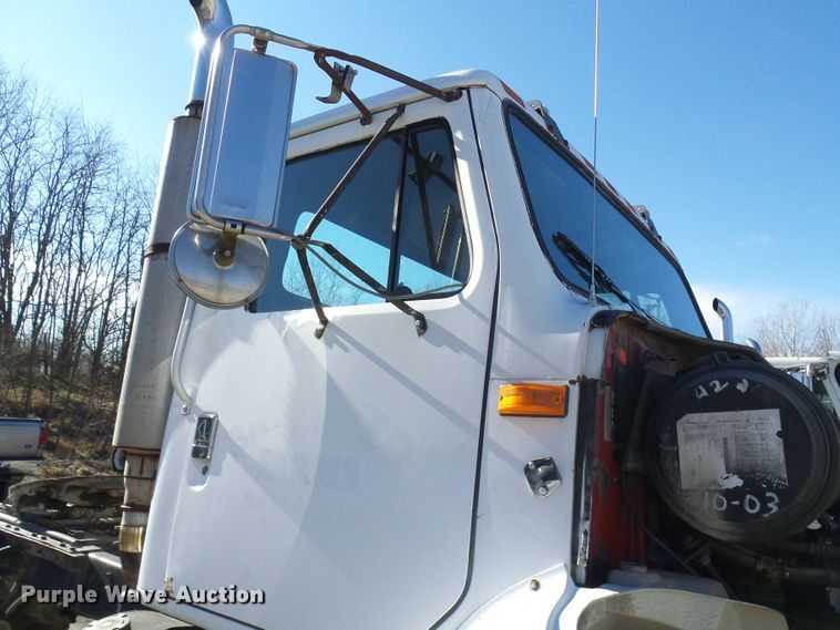 image for item DC2810 1993 International 8100  semi truck