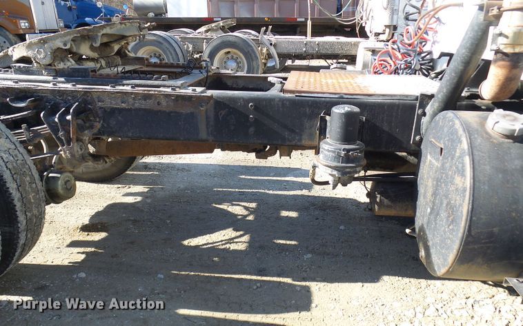 image for item DC2810 1993 International 8100  semi truck