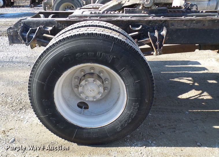 image for item DC2810 1993 International 8100  semi truck