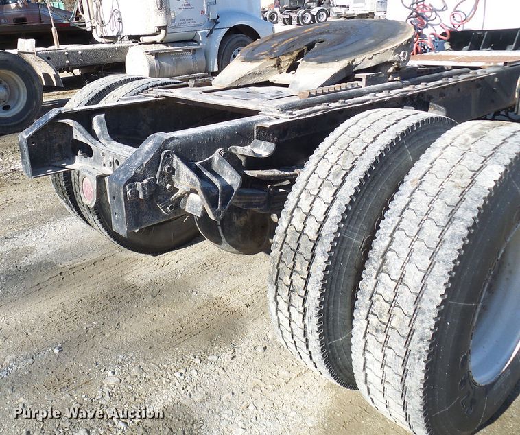 image for item DC2810 1993 International 8100  semi truck