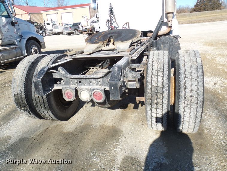 image for item DC2810 1993 International 8100  semi truck