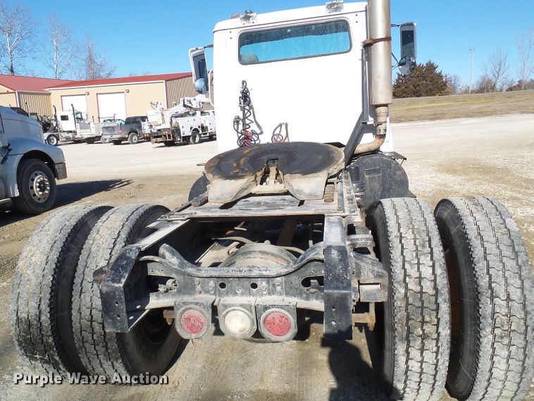 image for item DC2810 1993 International 8100  semi truck