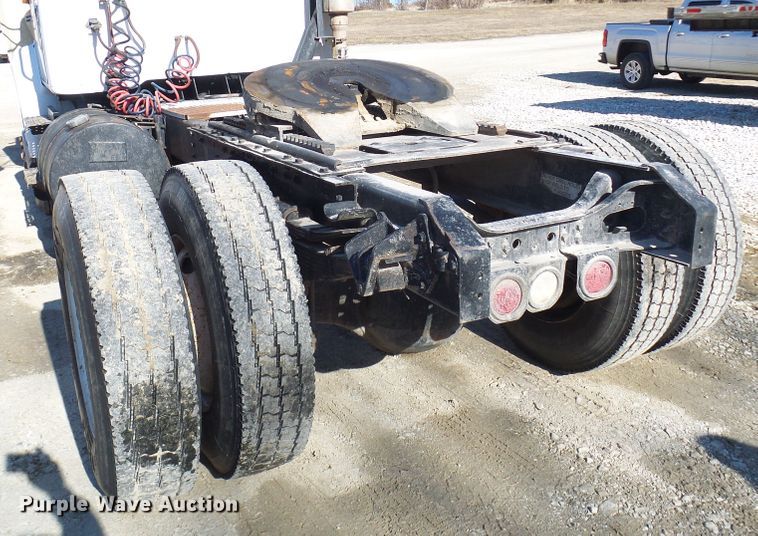 image for item DC2810 1993 International 8100  semi truck