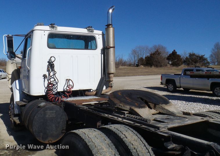 image for item DC2810 1993 International 8100  semi truck