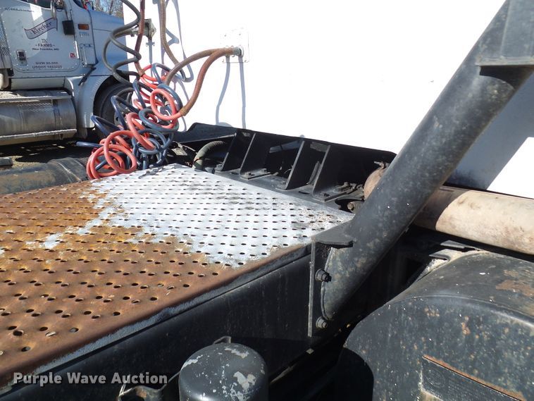 image for item DC2810 1993 International 8100  semi truck