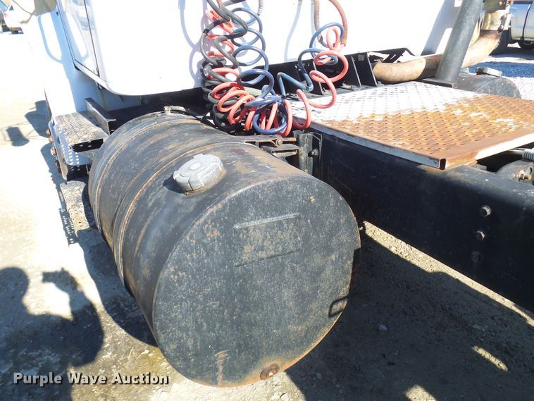 image for item DC2810 1993 International 8100  semi truck