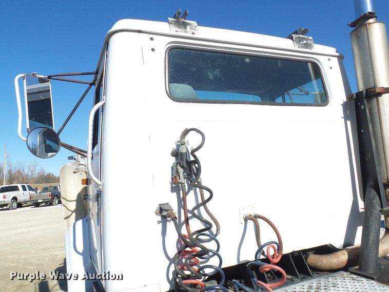 image for item DC2810 1993 International 8100  semi truck