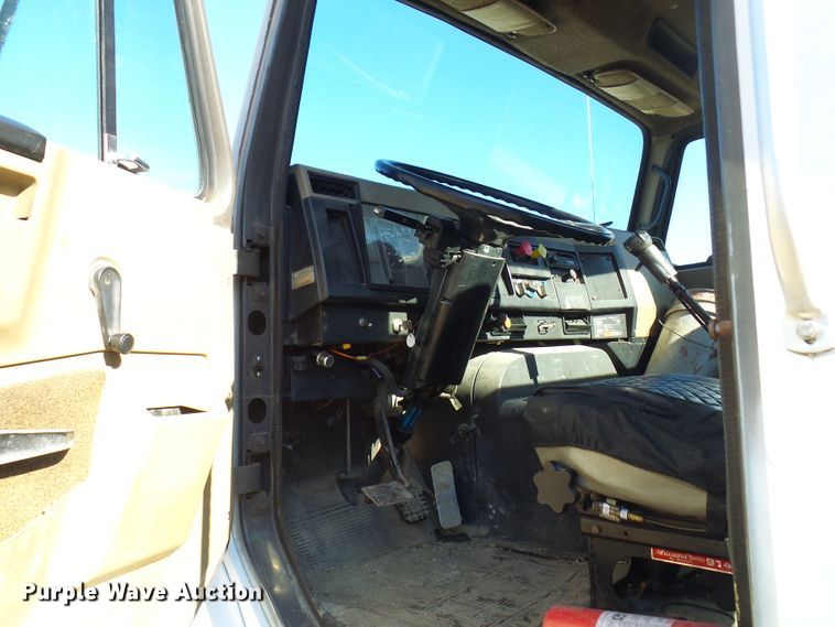 image for item DC2810 1993 International 8100  semi truck