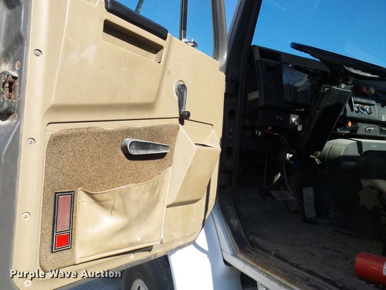 image for item DC2810 1993 International 8100  semi truck