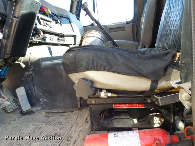 image for item DC2810 1993 International 8100  semi truck