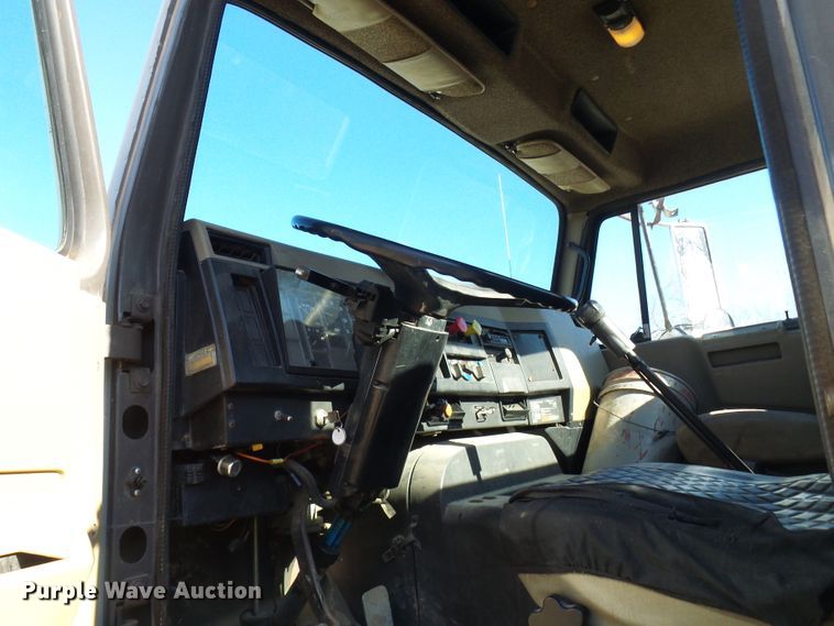 image for item DC2810 1993 International 8100  semi truck