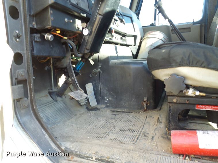 image for item DC2810 1993 International 8100  semi truck