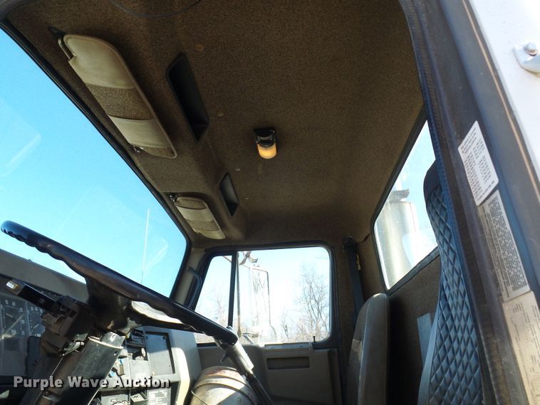 image for item DC2810 1993 International 8100  semi truck