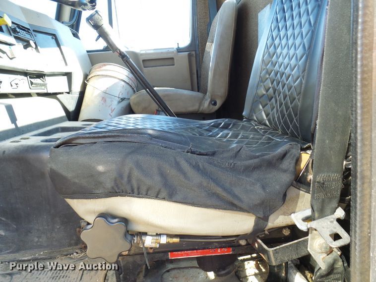 image for item DC2810 1993 International 8100  semi truck