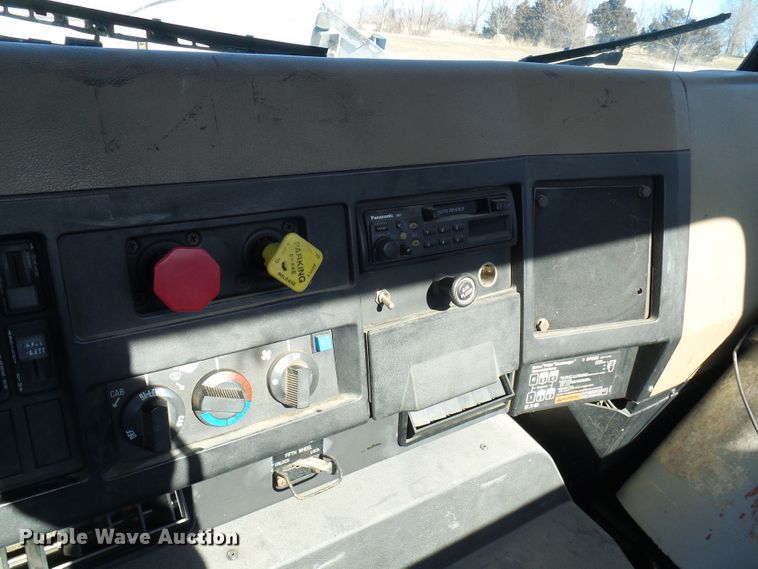 image for item DC2810 1993 International 8100  semi truck