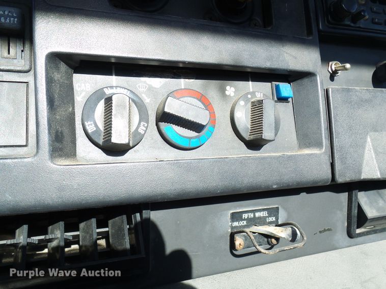 image for item DC2810 1993 International 8100  semi truck