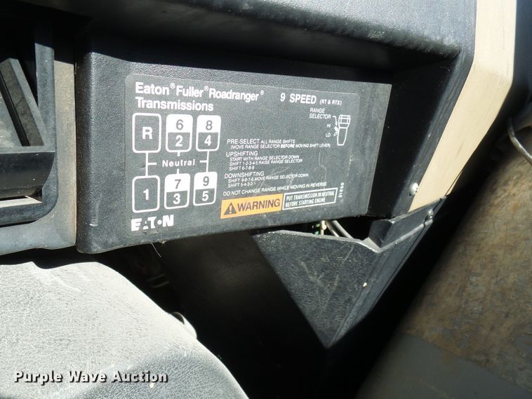 image for item DC2810 1993 International 8100  semi truck