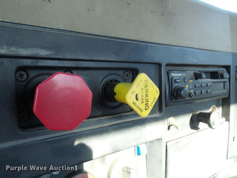 image for item DC2810 1993 International 8100  semi truck