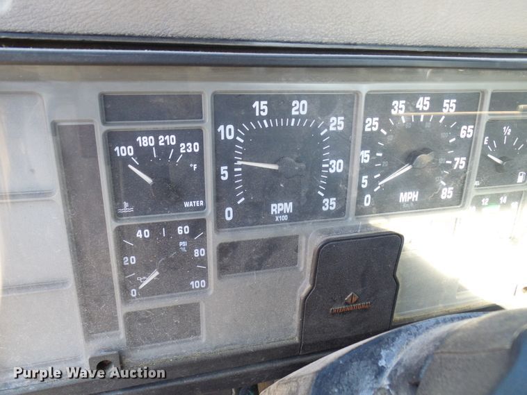 image for item DC2810 1993 International 8100  semi truck