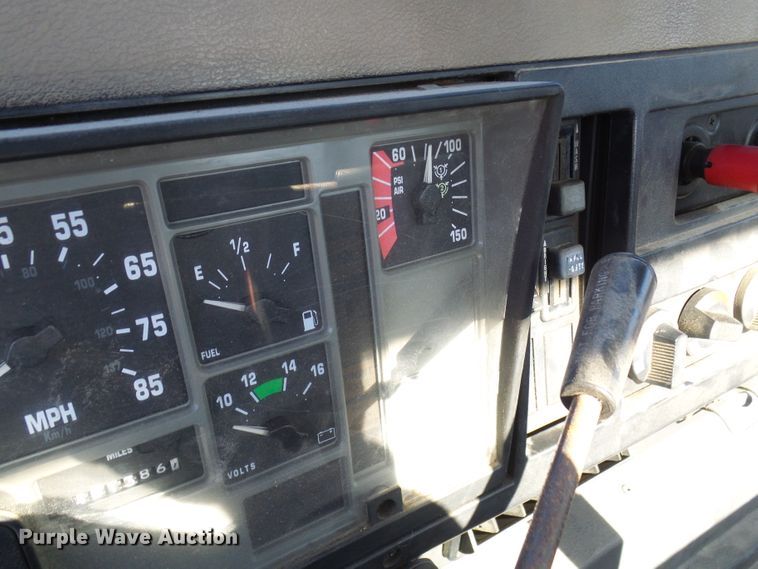 image for item DC2810 1993 International 8100  semi truck