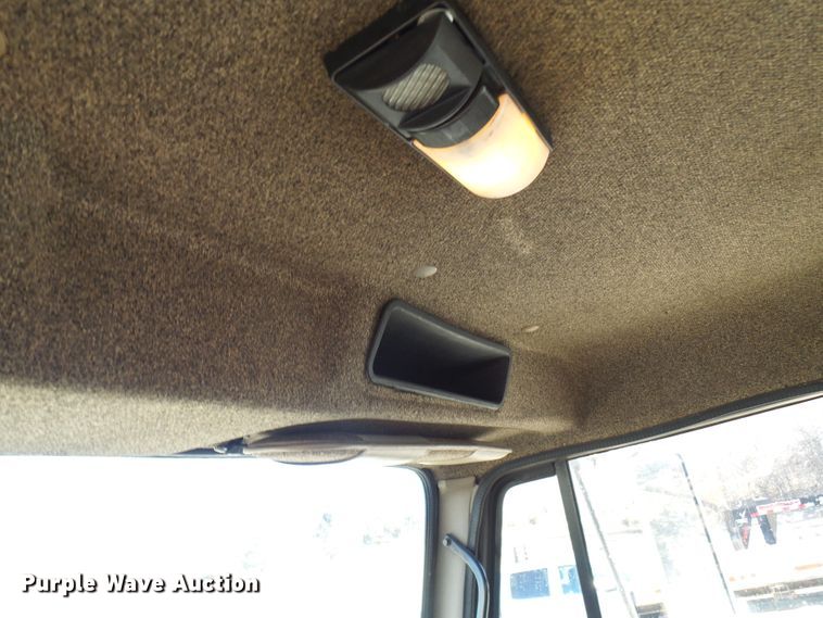 image for item DC2810 1993 International 8100  semi truck