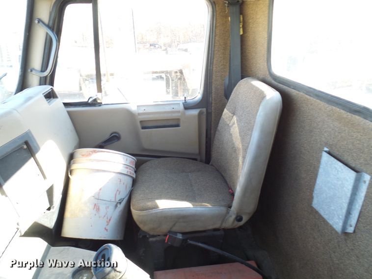 image for item DC2810 1993 International 8100  semi truck