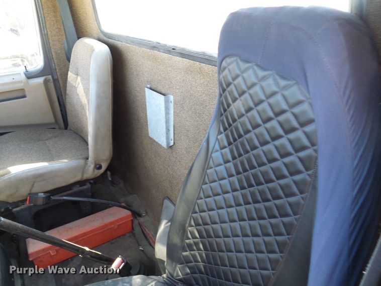 image for item DC2810 1993 International 8100  semi truck